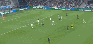 俄极限运动员挑战在1800米高空踢球，进球后做出C罗庆祝动作（俄罗斯极限运动员海拔1800米高空踢球，破门后上演C罗式庆祝）