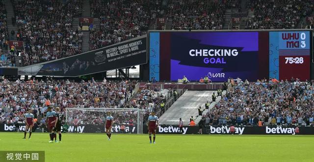 TA：因现代足球重视边路与攻防转换，菱形中场阵型已几乎绝迹（TA：现代足球强调边路与攻防转换，菱形中场几乎退出历史舞台）