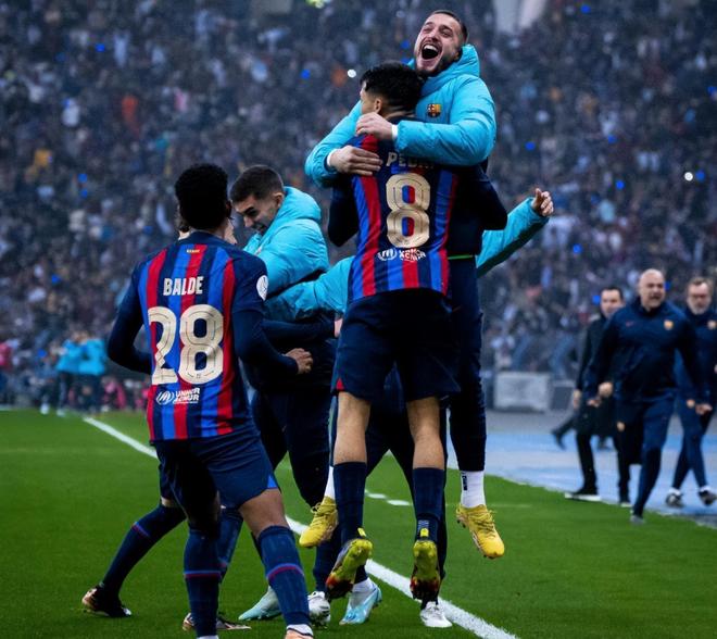 TA：因现代足球重视边路与攻防转换，菱形中场阵型已几乎绝迹（TA：在现代足球强调边路与攻防转换的趋势下，菱形中场几乎走入历史）